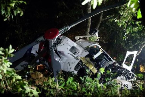 Chiếc trực thăng gãy nát hoàn toàn 