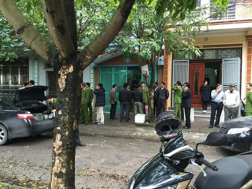 Đoàn công tác của Bộ Công an về nhà trung tá Lê Đức Tùng điều tra, khám nghiệm hiện trường. Ảnh: Minh Đức