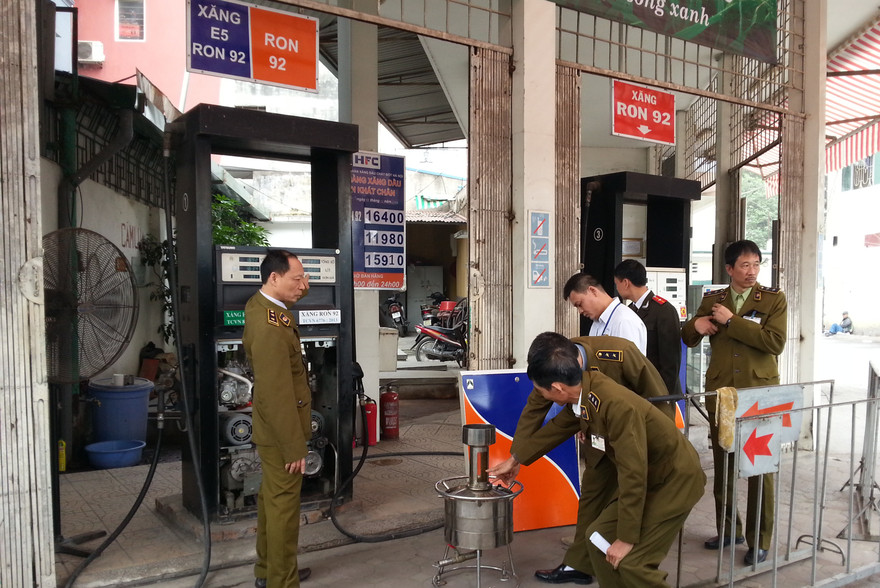 Tổ công tác kiểm tra tại cây xăng 436 Trần Khát Chân