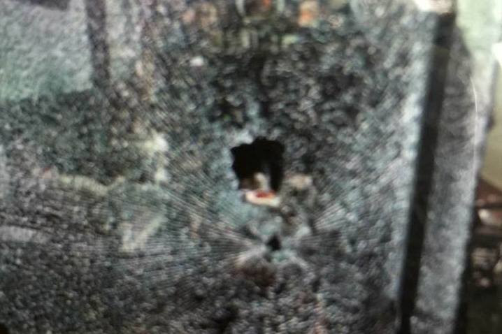 Cửa kính cường lực nhà trung tá Tùng bị đạn bắn thủng. Ảnh: Minh Đức