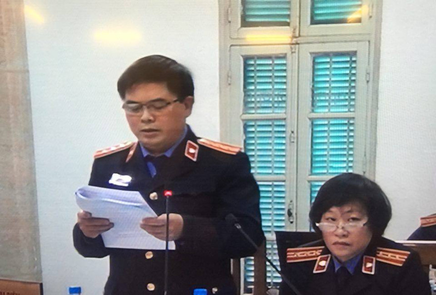 Kiểm sát viên công bố bản cáo trạng