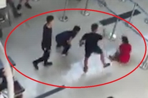 Các đối tượng hành hung nhân viên sân bay Thọ Xuân (Ảnh cắt từ clip)