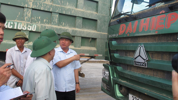 Đoàn xe Howo bị đoàn công tác chặn lại kiểm tra. Ảnh: sỹ lực