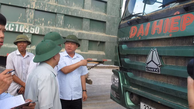 Đoàn xe Howo bị đoàn công tác chặn lại kiểm tra. Ảnh: sỹ lực