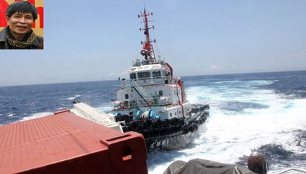 Tàu lai dắt đẩy ủi Hữu Liên 9 đâm vào mạn trái tàu kiểm ngư HP-926 của Việt Nam. Ảnh: Công Khanh