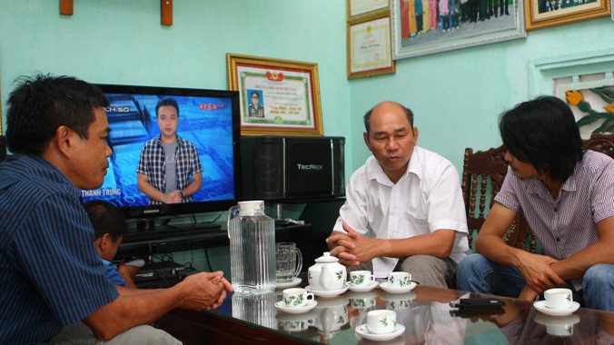 Ông Cương chia sẻ về những ngày khói lửa và sự thay đổi của Vị Xuyên sau chiến tranh. Ảnh: Xuân Tùng