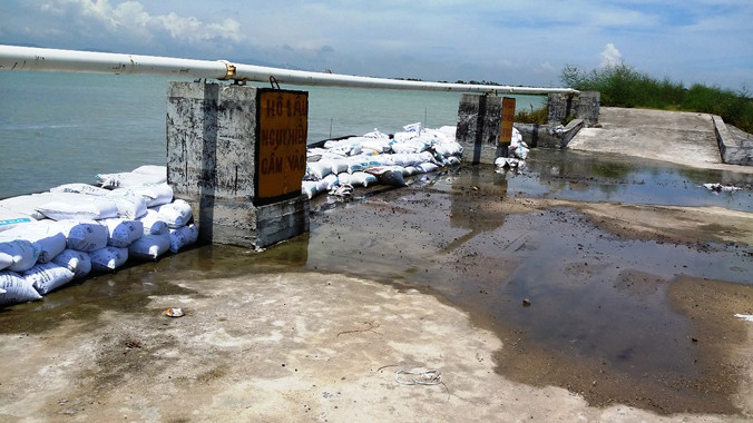 Đập tràn hồ xỉ thải nơi bờ bao cát bị phá dỡ