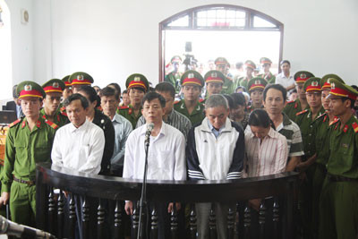 Các bị cáo tại phiên toà sáng nay.