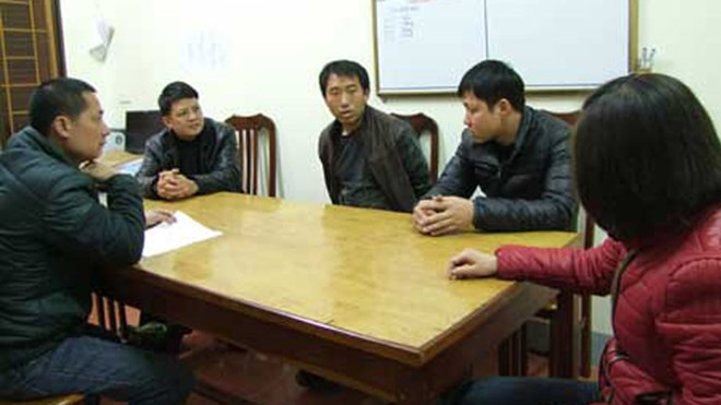 Can phạm (giữa) khai báo tại cơ quan điều tra (ảnh do Công an Lạng Sơn cung cấp)