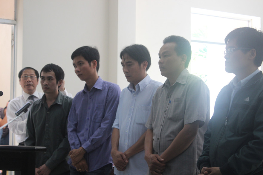 Các bị cáo đứng nghe đại diện KSND luận tội