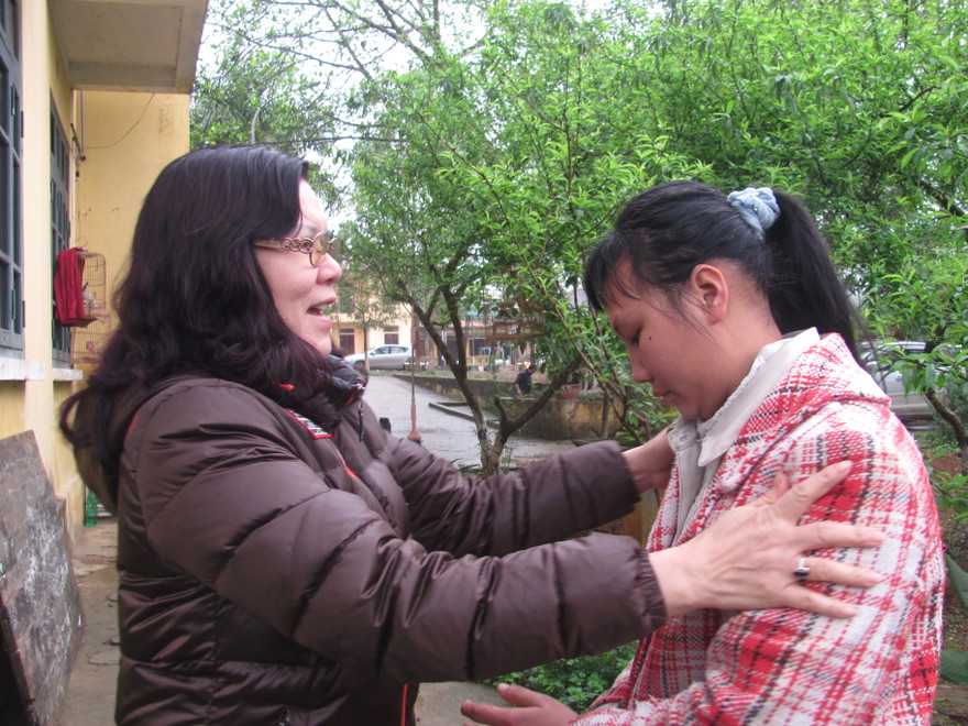 Cán bộ Trung tâm (bên trái) động viên, chăm sóc Hương. Ảnh: Duy Chiến 