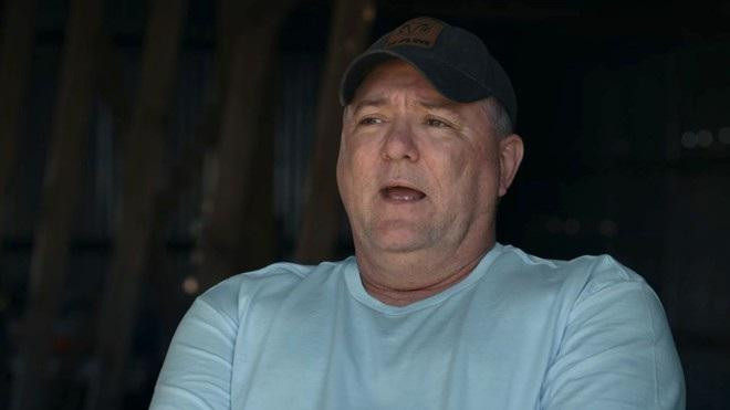 Nam diễn viên tự sát ngay trước mặt vợ con