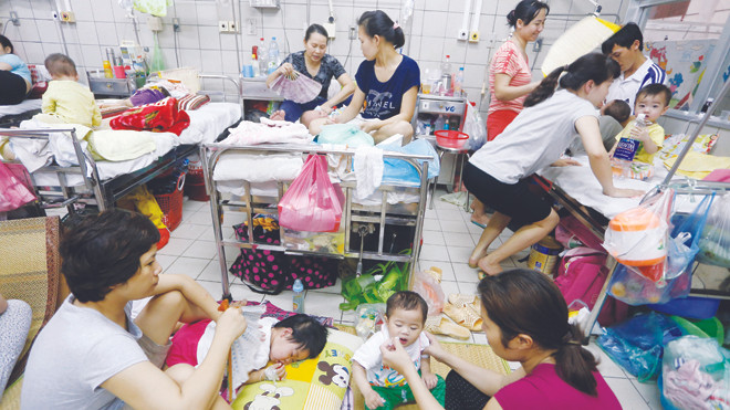 Trẻ mắc bệnh sởi đang điều trị tại Bệnh viện Bạch Mai - Hà Nội. Ảnh: Ngọc Châu