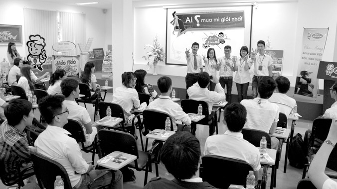 Không khí sôi nổi, hào hứng trong chương trình tham quan nhà máy Vina Acecook.