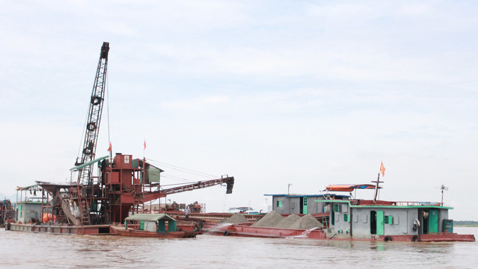 Cát tặc lộng hành trên sông Hồng (ảnh do PV Tiền Phong ghi được trước thời điểm cơ quan công an đánh án). Ảnh: Minh Đức.