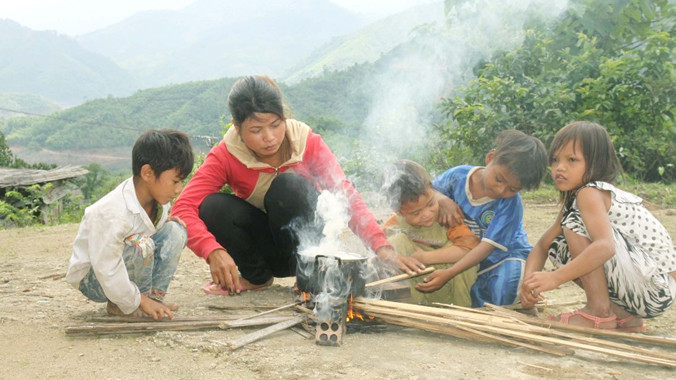 Cô Thiết cùng các trò nhỏ nấu cơm sau giờ học. Ảnh: Xuyên Đức.