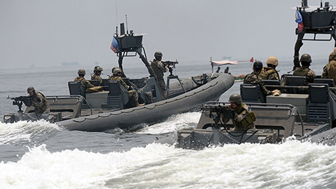 Hải quân Mỹ và Philippines tuần tra trên biển.