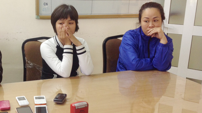 Hạnh và Nga cùng tang vật tại cơ quan điều tra.