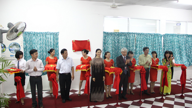 Các đại biểu cắt băng khánh thành Mô hình mẫu bếp ăn bán trú