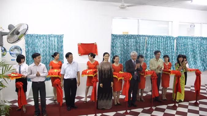 Các đại biểu cắt băng khánh thành Mô hình mẫu bếp ăn bán trú