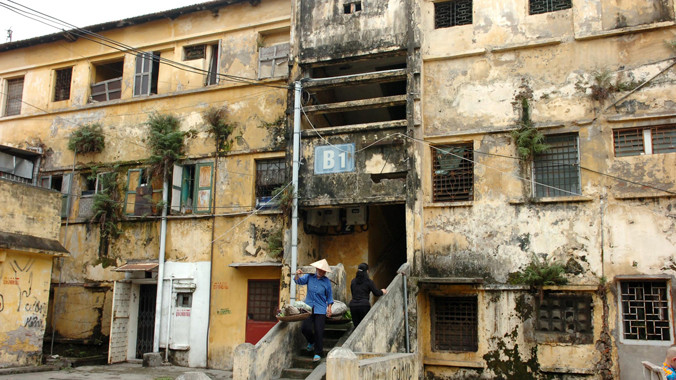 Việc cải tạo chung cư cũ Hà Nội đang gặp nhiều khó khăn. Ảnh: Như Ý