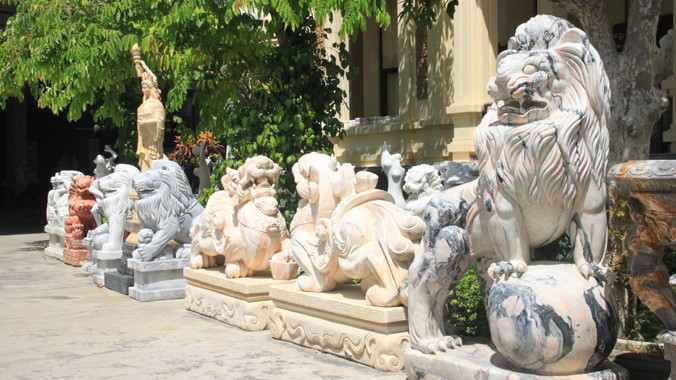 Tràn ngập linh vật ngoại lai ở làng nghề di sản Non Nước. Ảnh: Nguyễn Huy