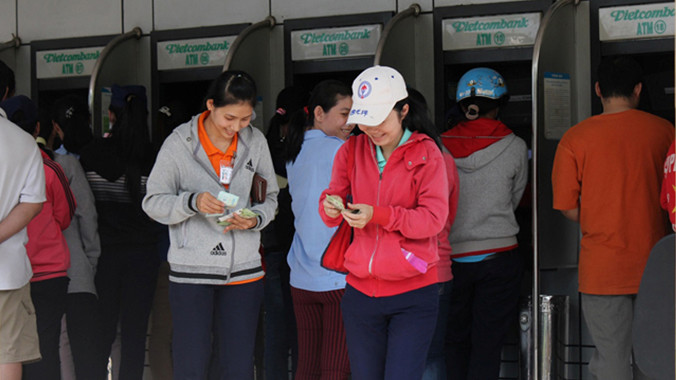 Người tiêu dùng sử dụng thẻ thanh toán để rút tiền mặt chi tiêu vì chưa yên tâm với phương thức thanh toán qua mạng