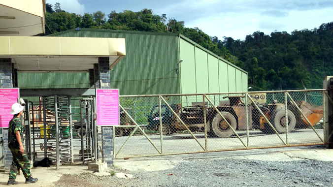 Xe tải, xe cẩu vận chuyện máy móc bị chặn lại hiện đang ở tại Cty Vàng Phước Sơn. Ảnh: Ý Phạm