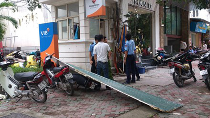 Chạy thục mạng né tấm tôn hơn 3mét rơi từ trên cao