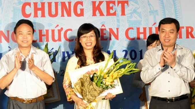 Thí sinh Lê Thị Hải Hà (giữa) đoạt giải Nhất