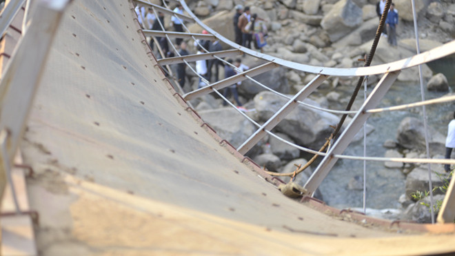 Vụ sập cầu ở Lai Châu làm nhiều người thương vong. Ảnh: Hoàng Anh