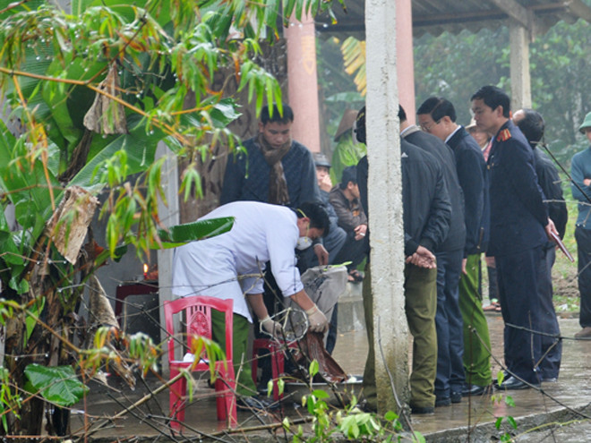 Cơ quan chức năng đang khám nghiệm hiện trường. Ảnh: Cẩm Kỳ