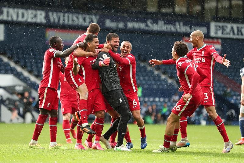 Thủ môn Alisson Becker vỡ òa sung sướng cùng đồng đội.