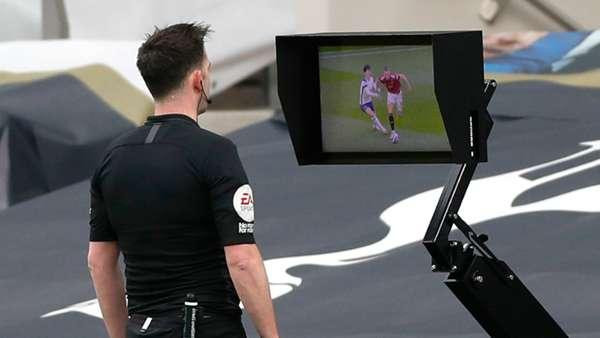 VAR tước bàn thắng của M.U, chuyên gia ầm ầm phản đối 'đó không còn là bóng đá'