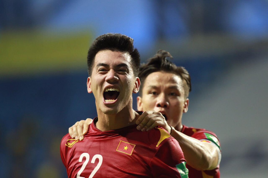 Tiến Linh ăn mừng bàn thắng trước UAE. Ảnh: Hữu Phạm.