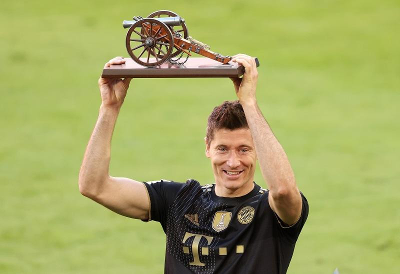 Robert Lewandowski trở thành kỷ lục gia ở Bundesliga.