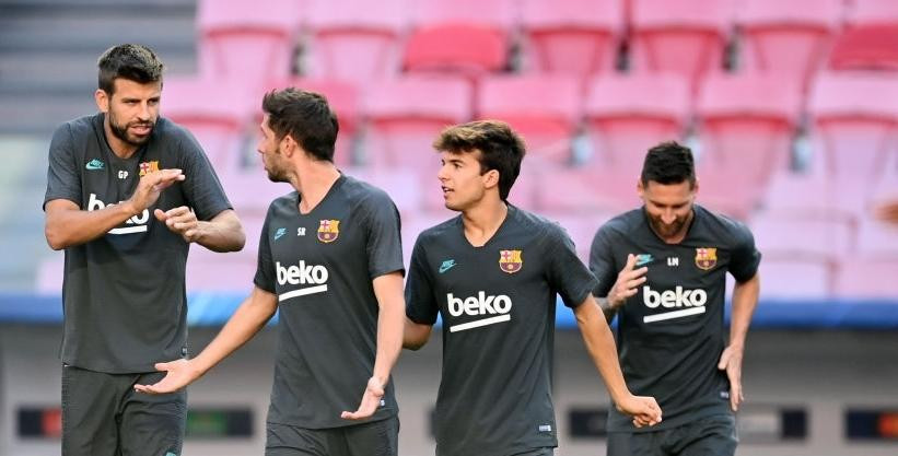 Pique và Roberto (thứ 2, từ trái sang) đang rất sẵn sàng sung trận