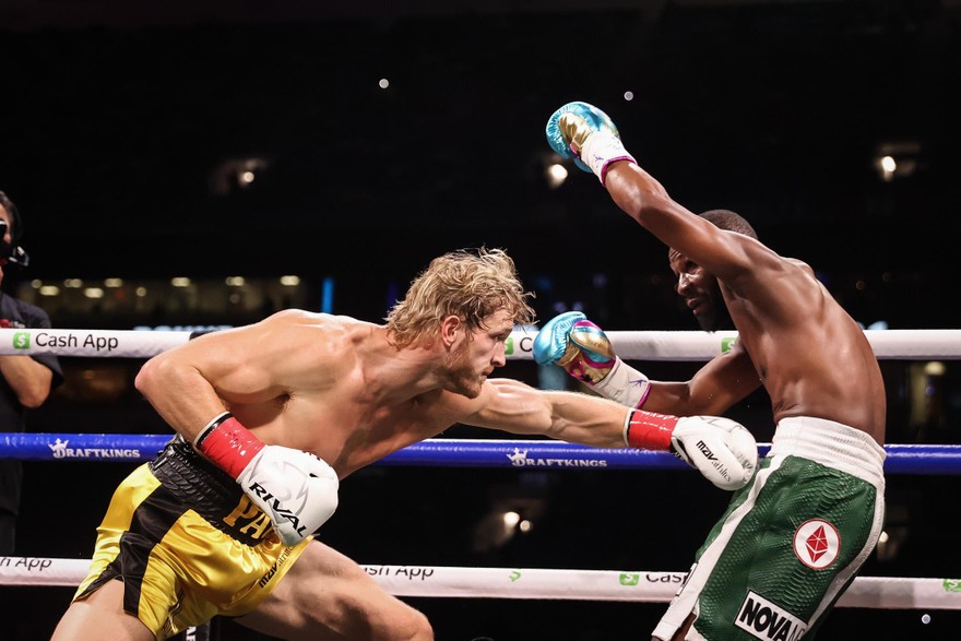 Floyd Mayweather và Logan Paul bất phân thắng bại, 'ẵm' hàng trăm triệu USD về nhà