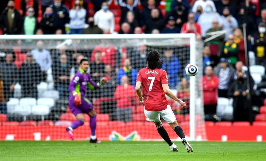 M.U sẩy chân đáng tiếc trong ngày Cavani nối gót Ibrahimovic