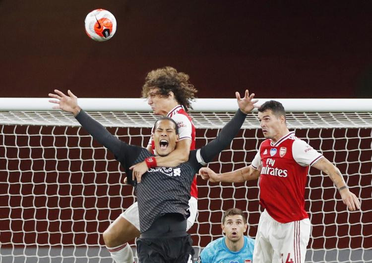 Arsenal và Liverpool khủng hoảng lực lượng trước đại chiến