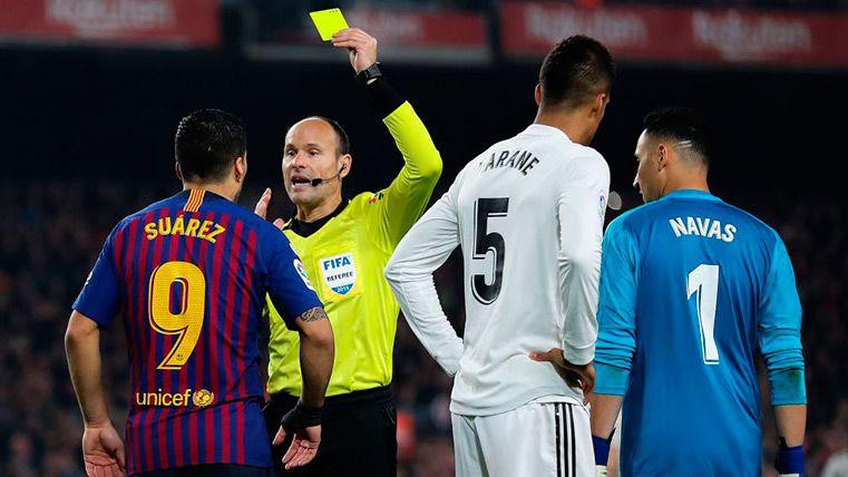'Khắc tinh' của Barca không thể cầm còi trận El Clasico vì chấn thương