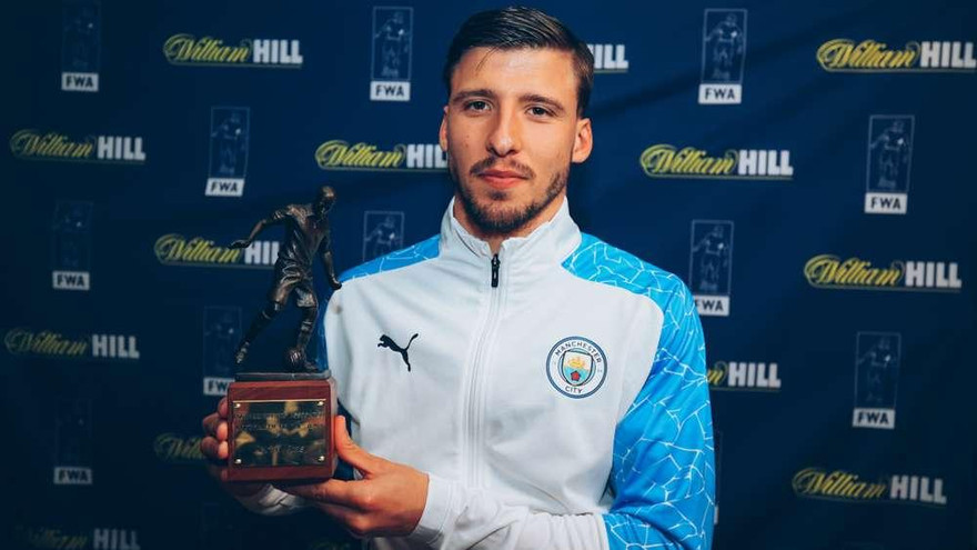 Ruben Dias giúp Man City lột xác sau cuộc khủng hoảng đầu mùa.