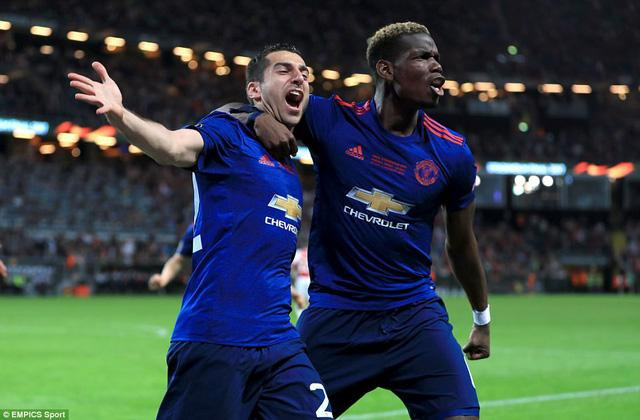 Mkhitaryan (trái) từng cùng Pogba vô địch Europa League 2016/17