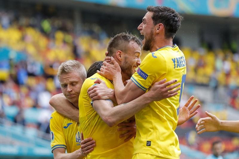 Andriy Yarmolenko và Roman Yaremchuk ăn mừng bàn thắng.