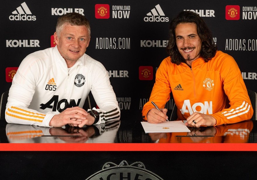 Cavani trong buổi lễ ký hợp đồng mới