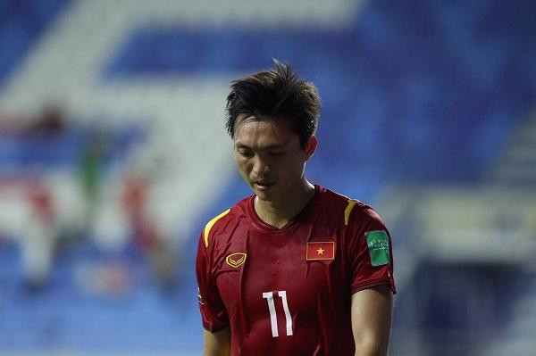 Tuấn Anh buồn bã rời sân vì chấn thương.