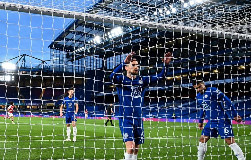 Chelsea trầy trật giữ vé Champions League