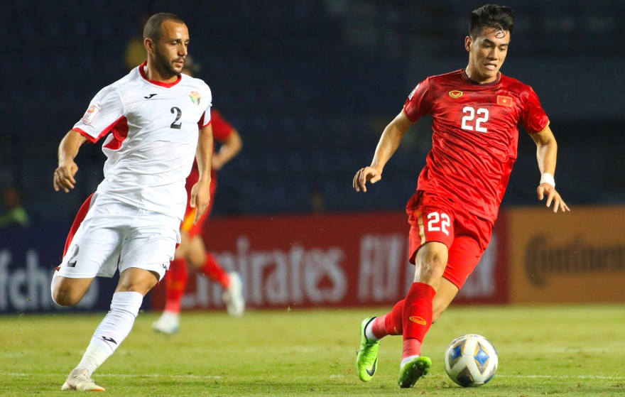 Jordan (trái) đang gặp bất lợi