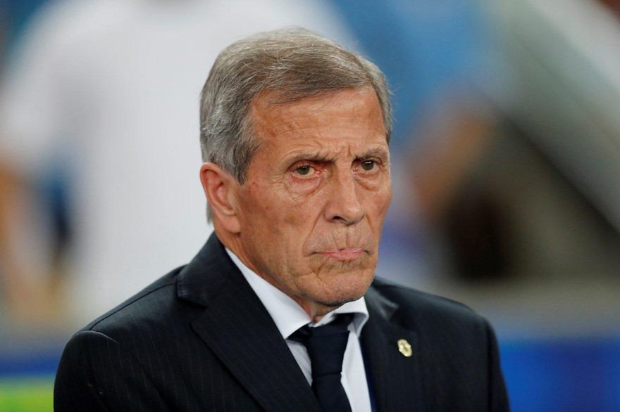 HLV Oscar Tabarez phải rời Uruguay sau 15 năm gắn bó.