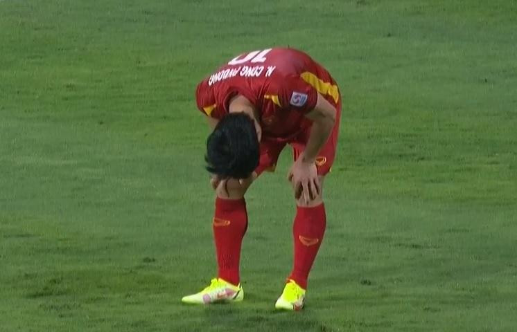 Công Phượng rời sân sớm sau va chạm mạnh với đối thủ.